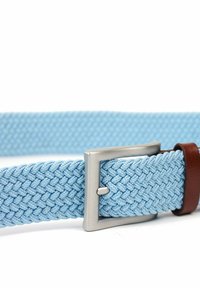 Cintura tessuta azzurro chiaro in tessuto con una fibbia metallica argentata liscia e un accento in pelle marrone vicino alla fibbia.