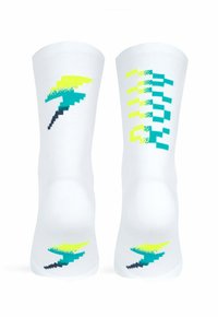 Vita idrottssockor med en pixelerad design i teal, svart och ljusgul, med accenter på båda sidor och en mjuk textur.