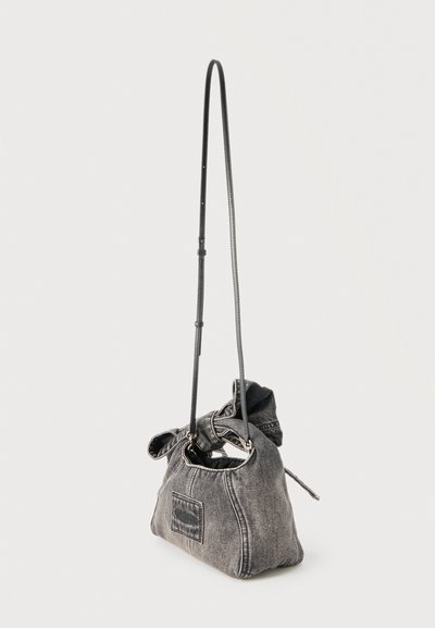 Μικρό γκρι τζιν τσαντάκι χιαστί με ρυθμιζόμενο λεπτό λουράκι και ένα ρυτιδωμένο ύφασμα στην κορυφή.