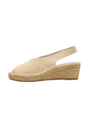 Sandalia cuña espadrille de ante beige con puntera abierta y correa trasera, con suela de yute trenzado y altura moderada de tacón.