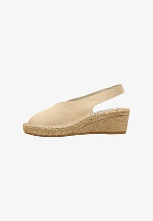 Sandalia cuña espadrille de ante beige con puntera abierta y correa trasera, con suela de yute trenzado y altura moderada de tacón.