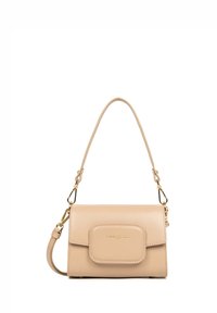 Borsa a tracolla in pelle beige con forma rettangolare, tracolla singola, chiusura a patta e dettagli in metallo tonalità oro. Nome del marchio impresso sul davanti.