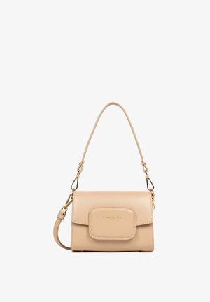 Beige leren schoudertas met een rechthoekige vorm, enkele schouderband, klep sluiting en metalen accenten in goudkleur. Merkennaam in reliëf op de voorkant.