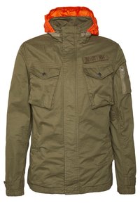 Olivgrön jacka med huva i orange, utrustad med två framfickor med ficklock, en dragkedjeficka på armen och en logotyp på br östet.