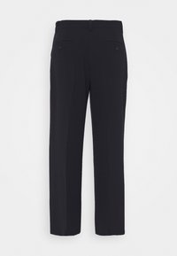 Pantalon formel noir à coupe droite, avec poches arrière et texture lisse. Design uni, fabriqué en matériau léger.