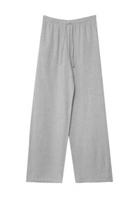 Pantalones de lino gris claro con un ajuste holgado, cinturilla elástica y detalle de cordón. Textura suave y piernas amplias y rectas.