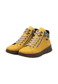 Baskets montantes en cuir jaune avec des lacets beiges, des zips latéraux, des chevillières tricotées multicolores et de solides semelles marron.