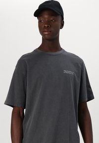 Samsøe Samsøe UNISEX - Marškinėliai su spaudiniu - black zen