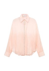 Camicia di satin rosa chiaro con colletto a punta, maniche lunghe e una fila centrale di bottoni adornata con piccole strass.