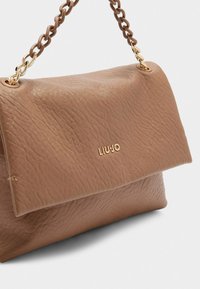 Borsa a tracolla in pelle marrone con chiusura a pattina, dettagli in hardware dorato e tracolla a catena. Nome del marchio "LIU JO" in lettere dorate in rilievo.