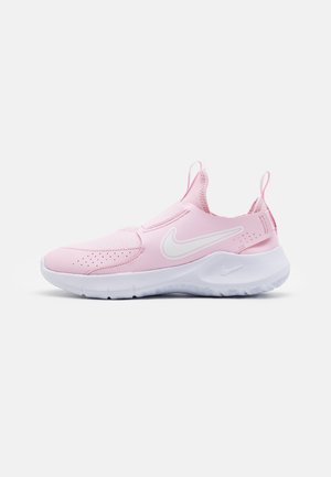 Sapatilha atlética de slip-on rosa com um cabedal sintético liso, sola branca e um detalhe do logotipo em branco. Apresenta perfurações para ventilação.