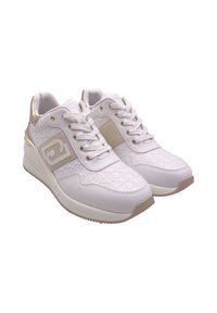 Sneakers bianchi con upper testurizzato che presenta un motivo, accenti dorati, lacci rotondi e una suola imbottita. Il design include un dettaglio con logo.