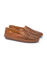 Mocassins en cuir marron avec un motif floral perforé à l'avant, des surpiqûres le long des bords et une semelle plate.