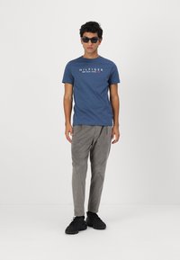 Tommy Hilfiger NEW YORK TEE - Triko s potiskem - aegean sea