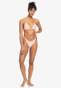 Bikini set met een geruit patroon in oranje en wit. De top heeft driehoekige cups en halternekbandjes; de onderkant heeft verstelbare zijbandjes.