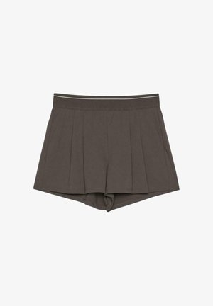 Pantaloncini stile gonna plissettati grigio scuro con fascia in vita aderente e leggera svasatura su sfondo bianco.