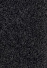 Gros plan d'un tissu en laine tricotée gris foncé avec une texture dense et duveteuse, avec des boucles et fibres visibles.