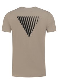 Beige katoenen t-shirt met een zwart gestreept driehoekig graphic op de achterkant. Klassieke ronde hals en korte mouwen met een gladde textuur.