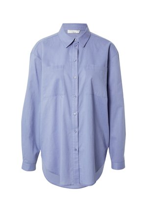 Jasnoniebieska koszula na długi rękaw z kołnierzykiem i dwoma kieszeniami na piersi, prezentowana na białym tle.