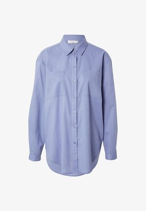 Chemise à manches longues bleu clair avec col et deux poches poitrine, présentée sur un fond blanc.