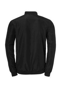 Veste bomber noire avec une texture lisse et brillante. Présente un col montant, des poignets côtelés et une taille élastique. Design simple et minimaliste.