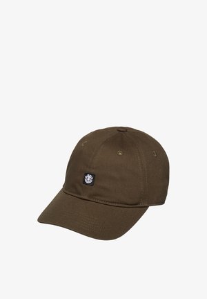 Dunkelolivgrüne Baseballkappe mit gesteppten Paneelen und einem kleinen schwarzen Logoaufnäher in der vorderen Mitte.