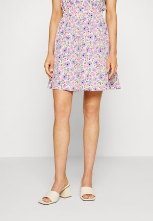 Saia floral em cores pastel com flores roxas e rosas sobre um fundo claro, até aos joelhos, com um design evasê e cintura elástica.