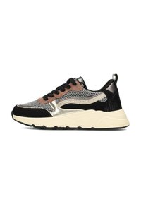 Baskets de sport avec une tige en maille, accents noirs, dorés et bruns, panneaux texturés et une semelle épaisse de couleur crème.