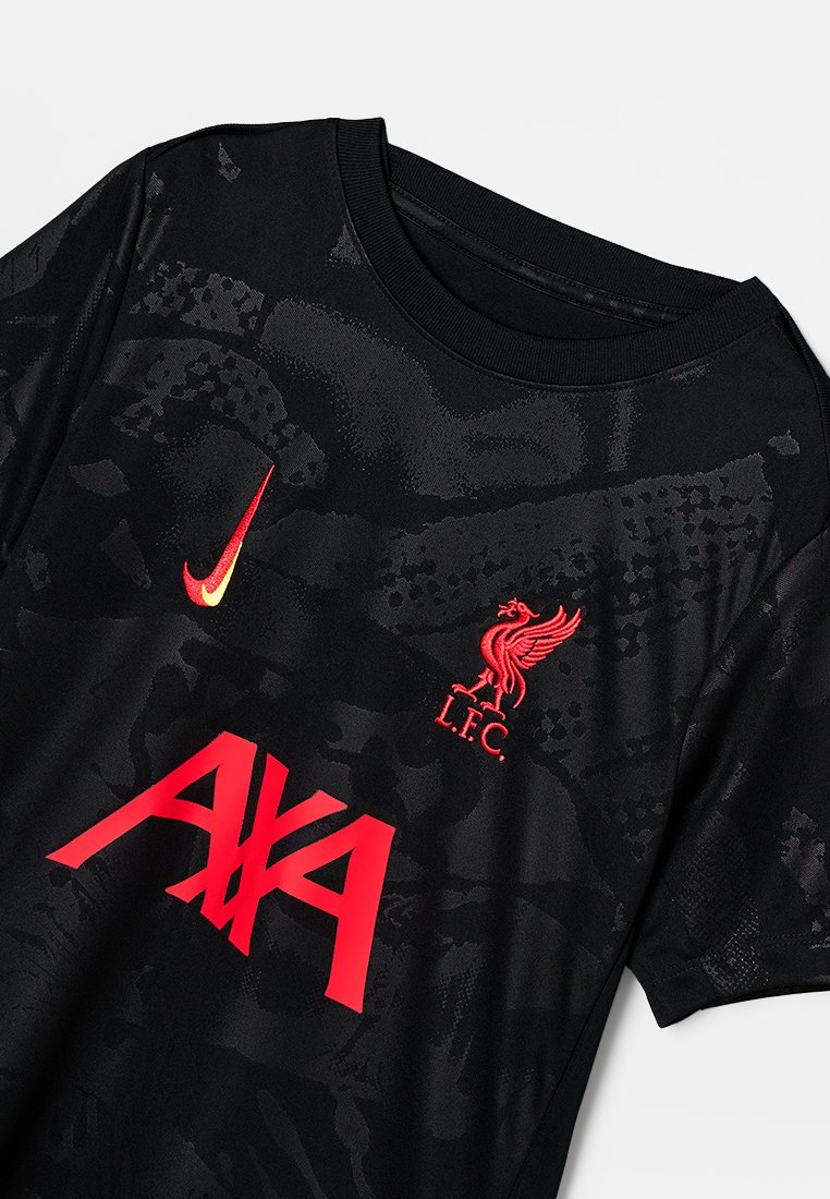 Schwarzes Kurzarmtrikot mit strukturiertem Camouflage-Muster, roten Akzenten, einem Nike-Logo und dem Liverpool FC-Wappen mit "AXA" in fetter roter Schrift.