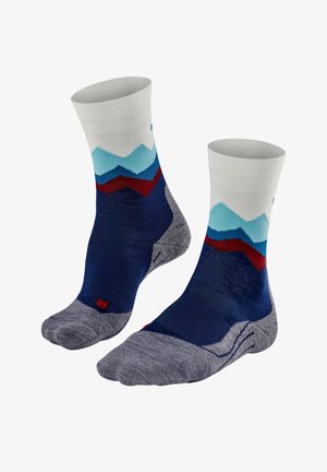 Marineblauwe en grijze crew sokken met een witte manchet. Bevat zigzag bergpatronen in lichtblauw en rood. Gemaakt van textuurstof voor comfort.