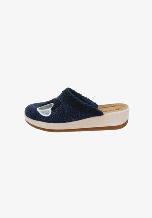 Ciabatta blu navy con tomaia in tessuto testurizzato, morbida foderatura e suola bianca. Presenta una decorativa patch a forma di cuore argentato sulla parte superiore.