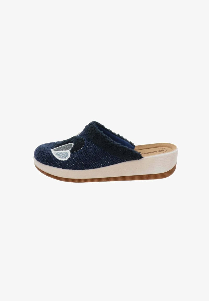 Ciabatta blu navy con tomaia in tessuto testurizzato, morbida foderatura e suola bianca. Presenta una decorativa patch a forma di cuore argentato sulla parte superiore.