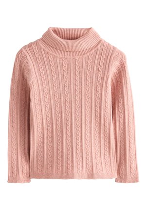 Pull rose doux en maille torsadée avec col roulé côtelé et longues manches, présentant des motifs tressés verticaux.