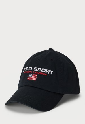 Fekete baseball sapka fehér és piros hímzett "POLO SPORT" logóval, valamint egy kisebb amerikai zászlóval; az anyaga sima és tartós.
