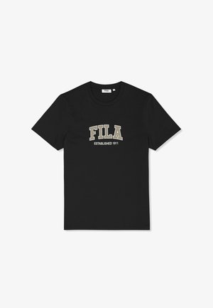 Camiseta negra de manga corta con cuello redondo y "FILA ESTABLISHED 1911" impreso en beige y blanco en el pecho.
