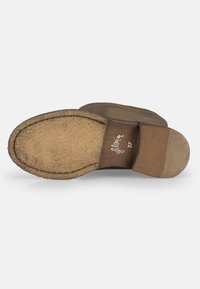Suola di scarpa in suede marrone con finitura testurizzata, foderata in pelle di pecora naturale e con tacco in legno. Taglia contrassegnata come 37.