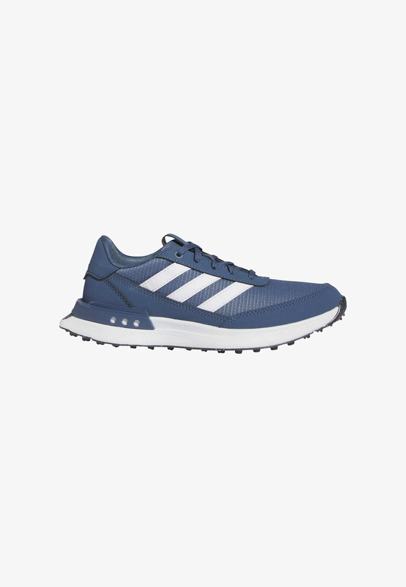 Zapatillas deportivas azules con diseño de tres rayas blancas, parte superior de malla, cuello acolchado y suela exterior de goma texturizada para tracción.