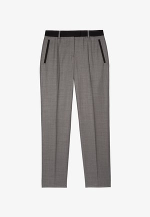 Pantaloni grigi con una finitura strutturata, dotati di una vita nera e tasche laterali nere. Design sartoriale con pieghe frontali.