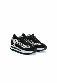 Zwart-witte sneakers met een vlekkenpatroon, van suède materiaal, met vetersluiting, dikke wit- en zwartkleurige zool met een gestreepte accent.