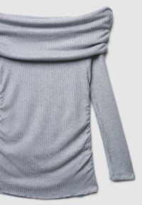 Graues, schulterfreies, geripptes Oberteil mit langen Ärmeln, das eine weiche Textur und seitliche Raffungen aufweist.