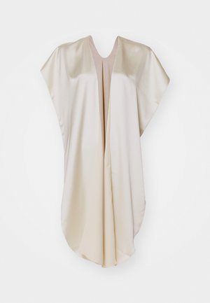 Kimono din satin bej, cu un design lejer și fluid, cu mâneci largi și decolteu adânc în V. Textură netedă, fără hardware vizibil.