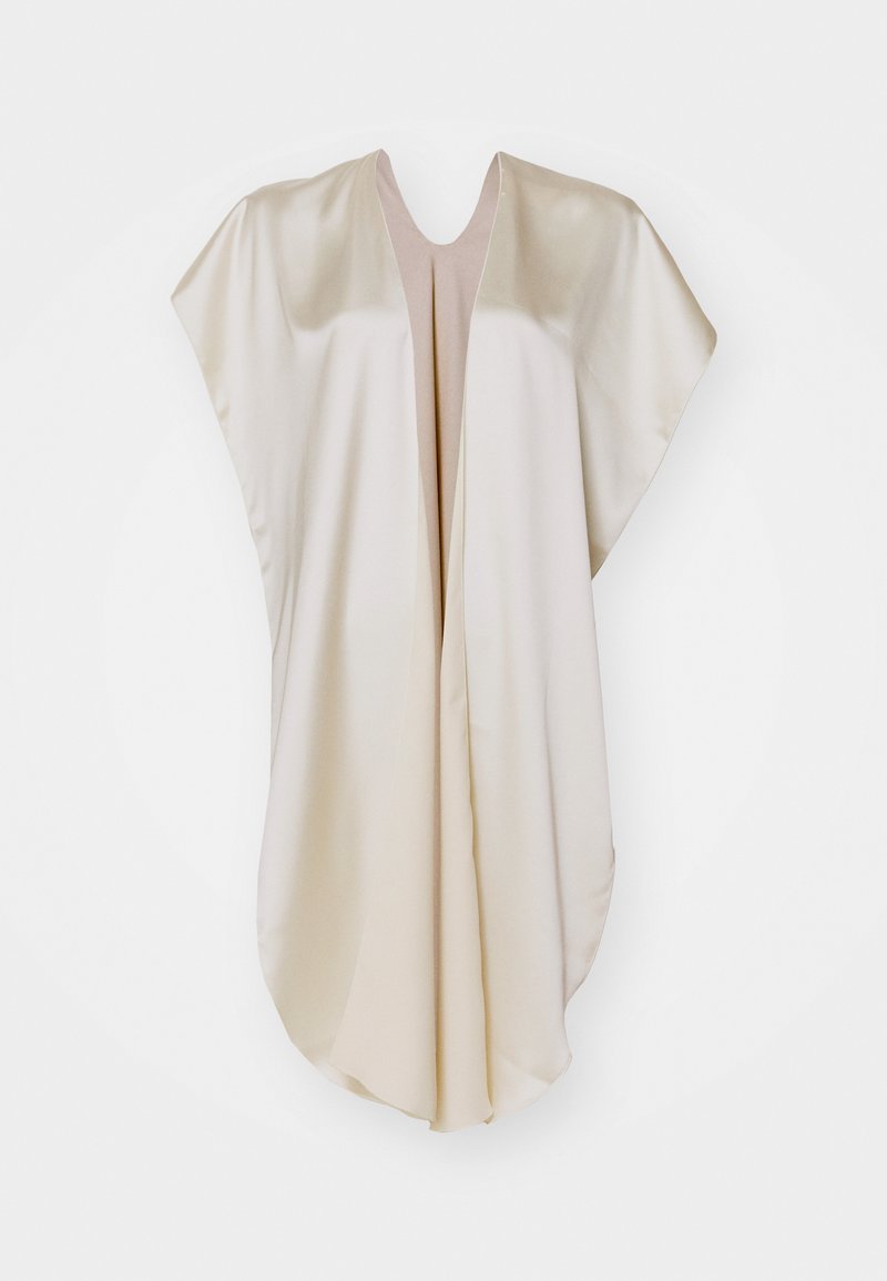 Μπεζ σατέν κιμόνο τύπου περιτυλίγματος, με χαλαρή, ρέουσα σχεδίαση, πλατιά μανίκια και βαθύ V-λαιμόκοψο. Λείος υφασμάτινος χαρακτήρας, χωρίς ορατό υλικό.