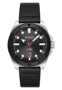 Reloj con correa de piel negra y caja de acero inoxidable. Presenta un dial negro, acentos en blanco y rojo, y una pantalla de fecha. Resistente al agua hasta 50 metros.