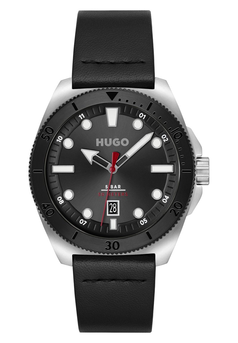 Reloj con correa de piel negra y caja de acero inoxidable. Presenta un dial negro, acentos en blanco y rojo, y una pantalla de fecha. Resistente al agua hasta 50 metros.