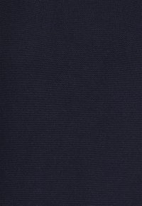 Dunkelblauer Stoff mit einer strukturierten Webart, der durchgehend eine gleichmäßige Farbe aufweist. Die Oberfläche wirkt robust und langlebig. Keine auffälligen Muster oder Akzente.