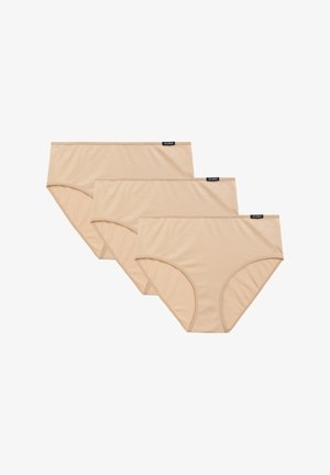 Trzy pary beżowych bawełnianych majtek o gładkiej teksturze, z klasycznym krojem i czarną metką z logo na pasku.