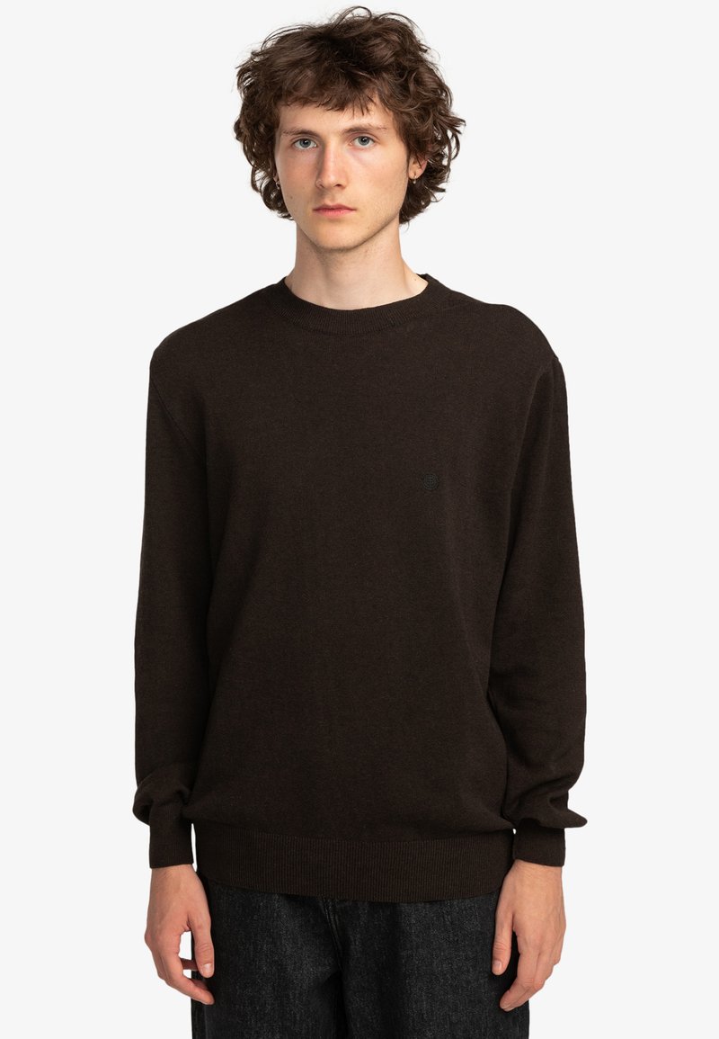 Brauner Strickpullover mit Rundhalsausschnitt, gerippten Bündchen und Saum. Der Stoff hat eine weiche Textur und ist mit einem kleinen Logo auf der Brust versehen.