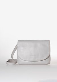 Borsa a tracolla in pelle grigia chiara con chiusura a patta, tracolla regolabile e textura sottile. Presenta il logo del marchio impresso sul davanti.