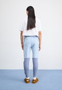 Nike Sportswear TECH FLEECE - Treniņtērpa apakšdaļas - light armoury blue/ashen slate white