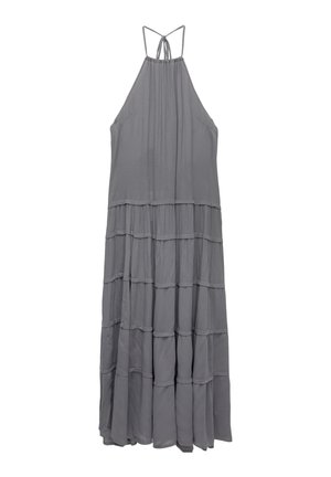 Robe maxi halter grise en tissu léger, dotée d'un design à niveaux avec volants et de fines bretelles dans le dos.
